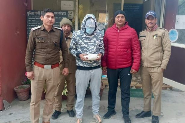 958 ग्राम चरस के साथ एक तस्कर गिरफ्तार