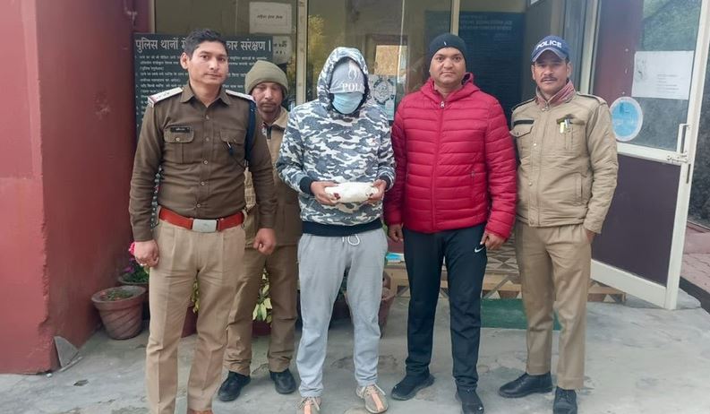 958 ग्राम चरस के साथ एक तस्कर गिरफ्तार