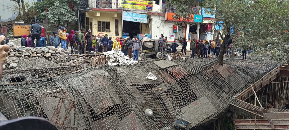 रुद्रप्रयाग में बड़ा हादसा, निर्माणाधीन पार्किंग ढहने से दो मजदूर घायल