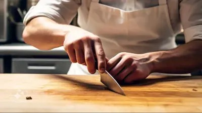 avoid-having-to-do-job-young-man-cut-off-four-fingers-of-his-hands