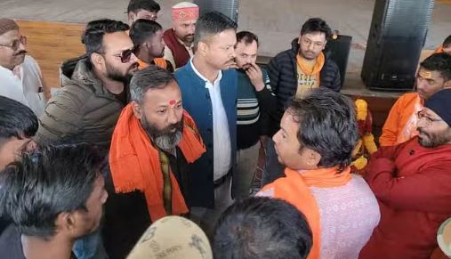 मुस्लिम लोग एक घर में एकत्रित होकर पढ़ रहे थे नमाज, बजरंग दल ने कर दिया ये काम