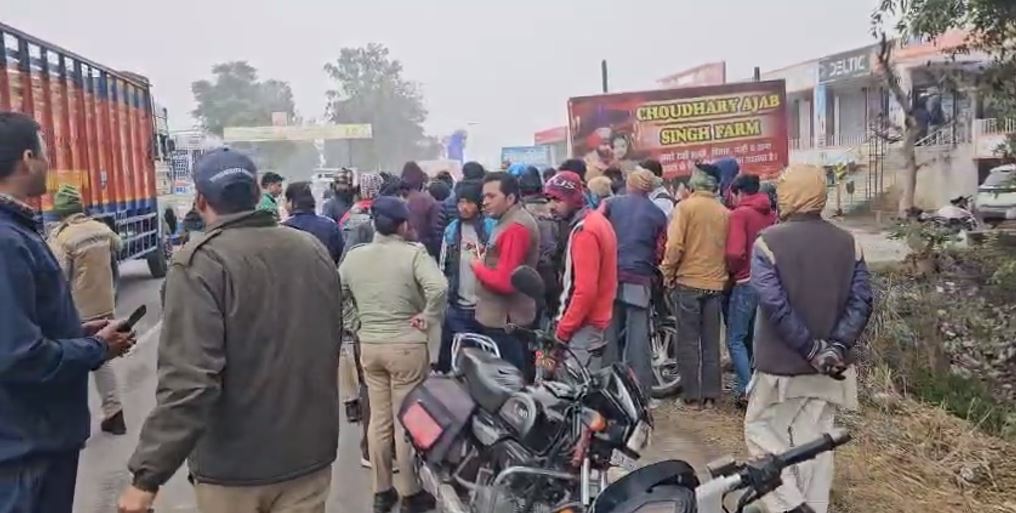 ट्रक की चपेट में आए बाइक सवार दंपति समेत छह साल की बच्ची, मौके पर मौत