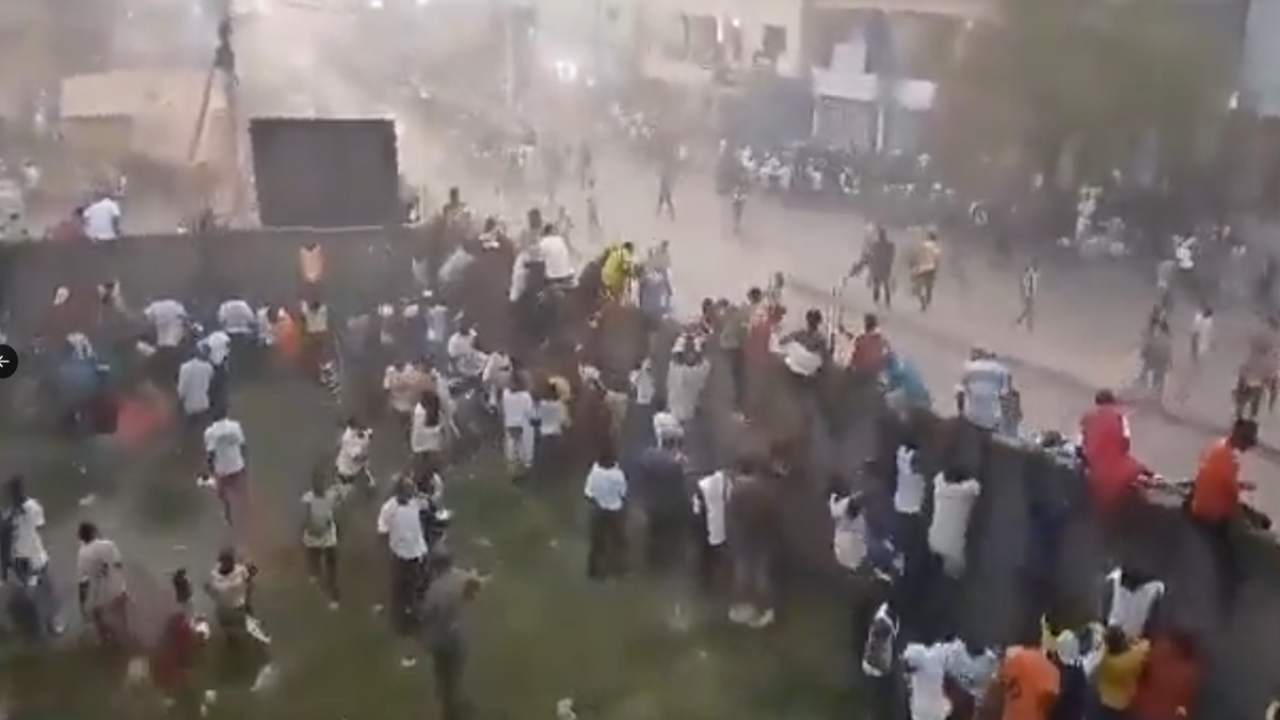 Fierce violence during a football match in Guinea, more than 100 people died