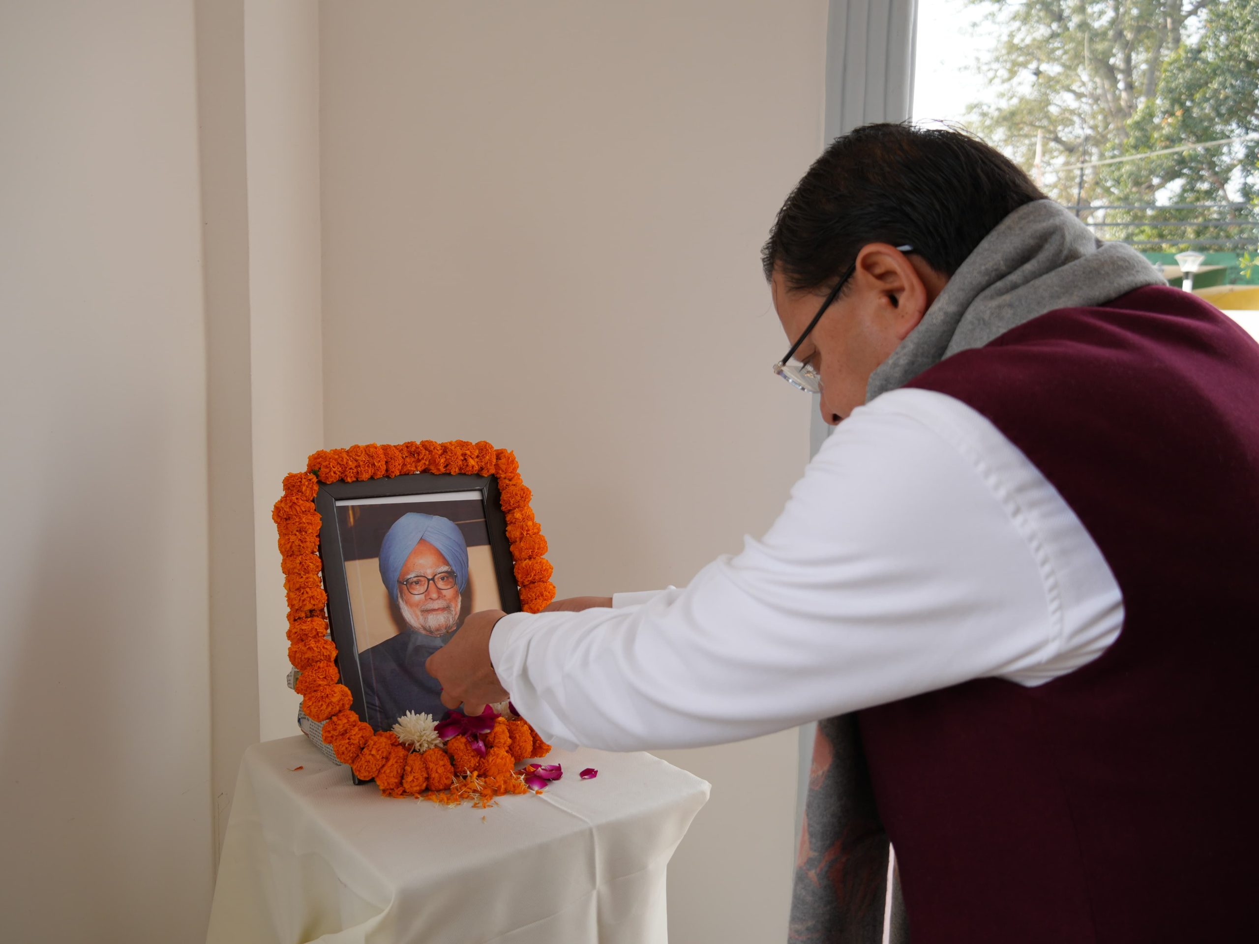 सीएम धामी ने दी पूर्व पीएम मनमोहन सिंह को श्रद्धांजलि