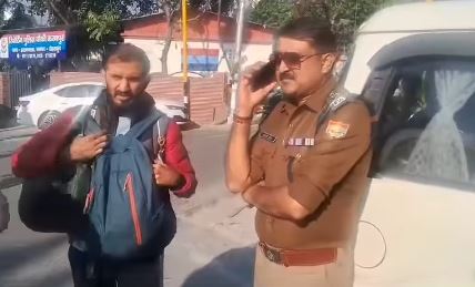बिना हेलमेट के सड़कों पर गाड़ी दौड़ाने वाले युवाओं के अभिभावकों को किया जा रहा जागरूक