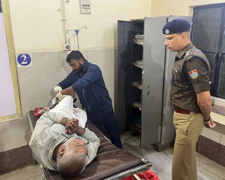गौतस्कर से पुलिस की मुठभेड़, जवाबी फायरिंग में बदमाश के पैर में लगी घायल
