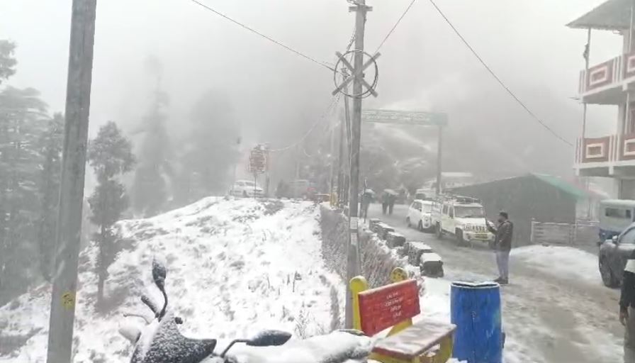 बर्फबारी चकराता