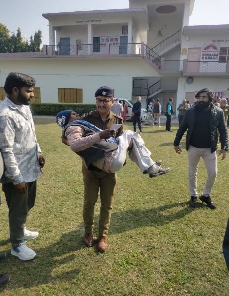 निकाय चुनाव में बुजुर्गों मतदाताओं का जोश हाई, तस्वीरों में देखें किन हालातों में किया मतदान
