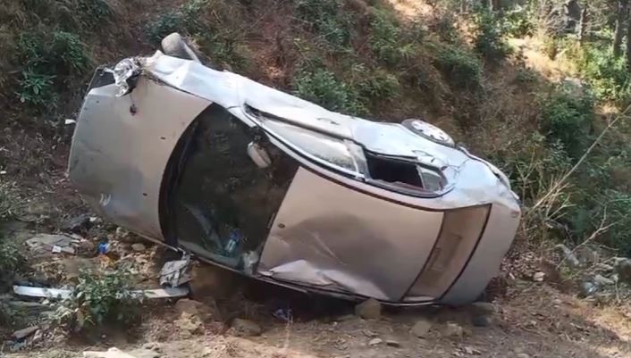 लोहाघाट में सड़क हादसा, अनियंत्रित होकर खाई में गिरी कार, दंपति समेत एक किशोर घायल