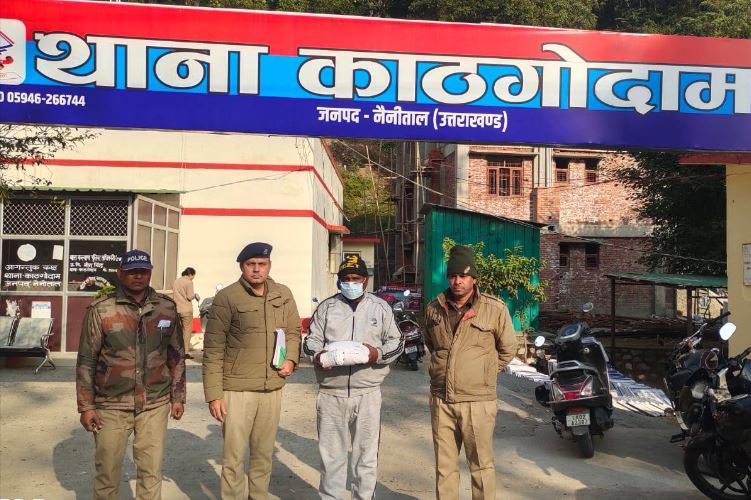 उत्तर प्रदेश पुलिस की वर्दी पहन फर्जी सिपाही का धौंस ज़माने वाला शख्स