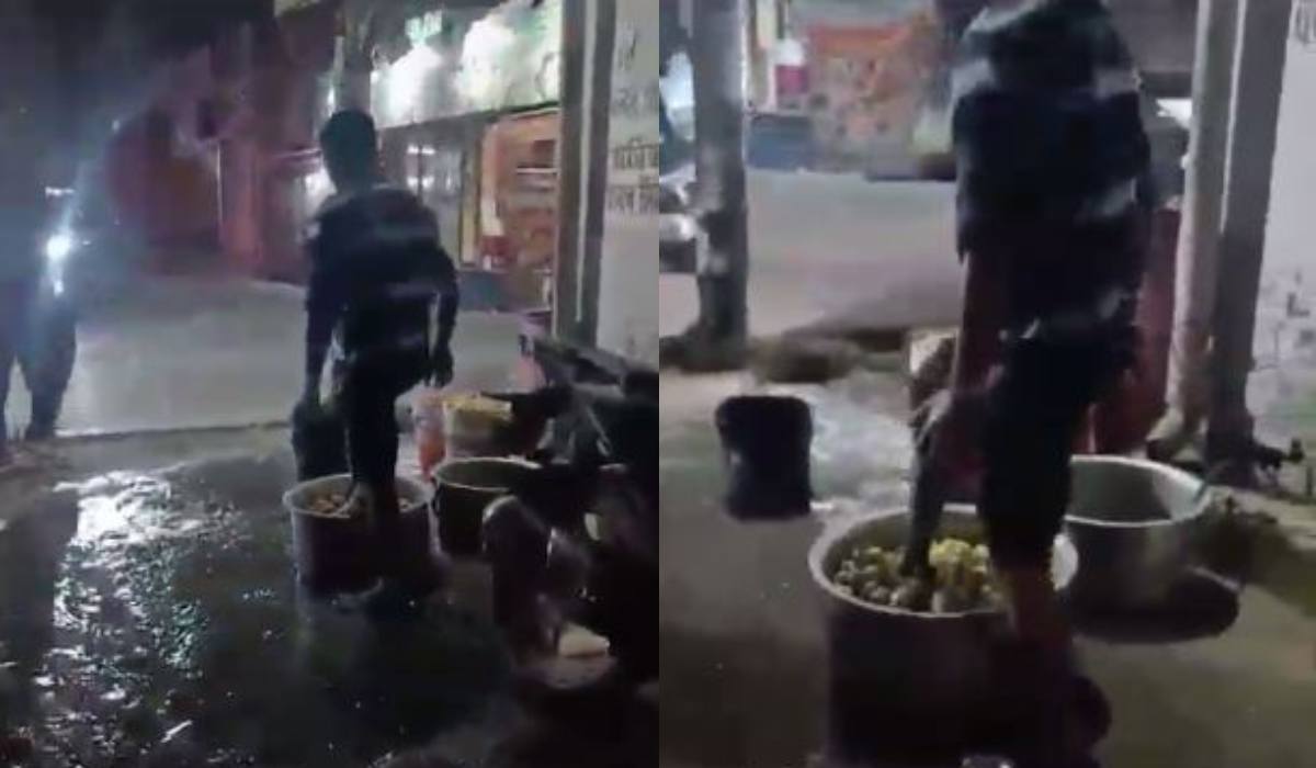समोसे की दुकान में चप्पल पहनकर पैरों से आलू धो रहा था रेस्टॉरेंट कर्मी
