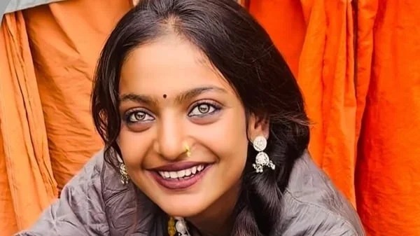 mahakumbh-2025 viral blue eyes girl story