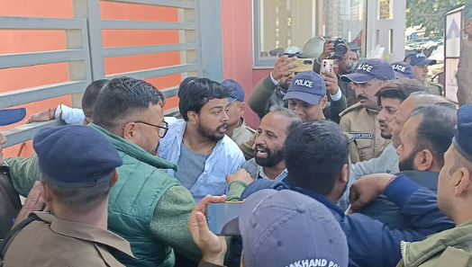 मेडिकल कॉलेज को PPP मोड में देने पर कांग्रेस ने किया प्रदर्शन, पुलिस ने प्रदर्शनकारियों को गेट पर रोका