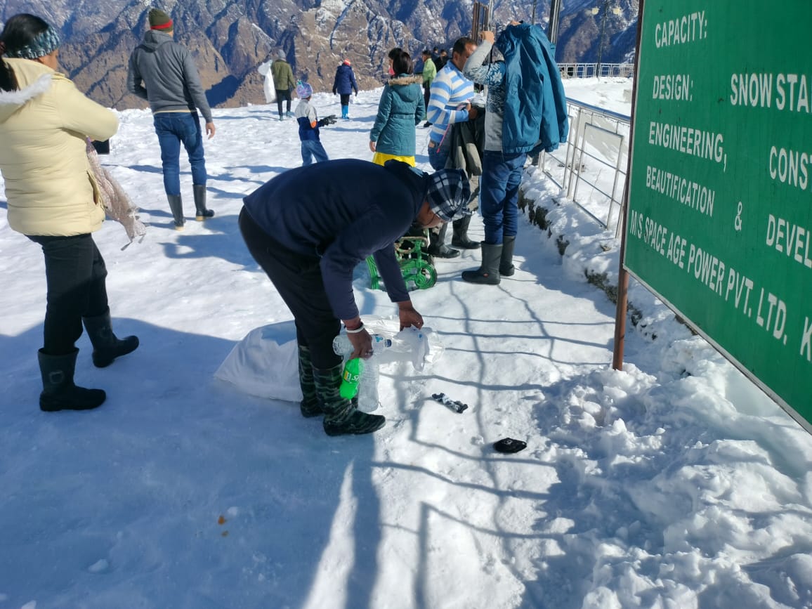 जश्न के बाद औली की बर्फीली पहाड़ियों में गंदगी छोड़ गए पर्यटक