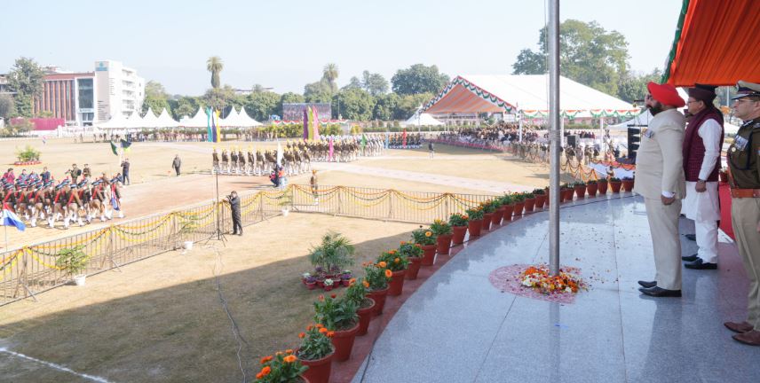 परेड ग्राउंड में राज्यपाल ने ली परेड की सलामी, फहराया तिरंगा