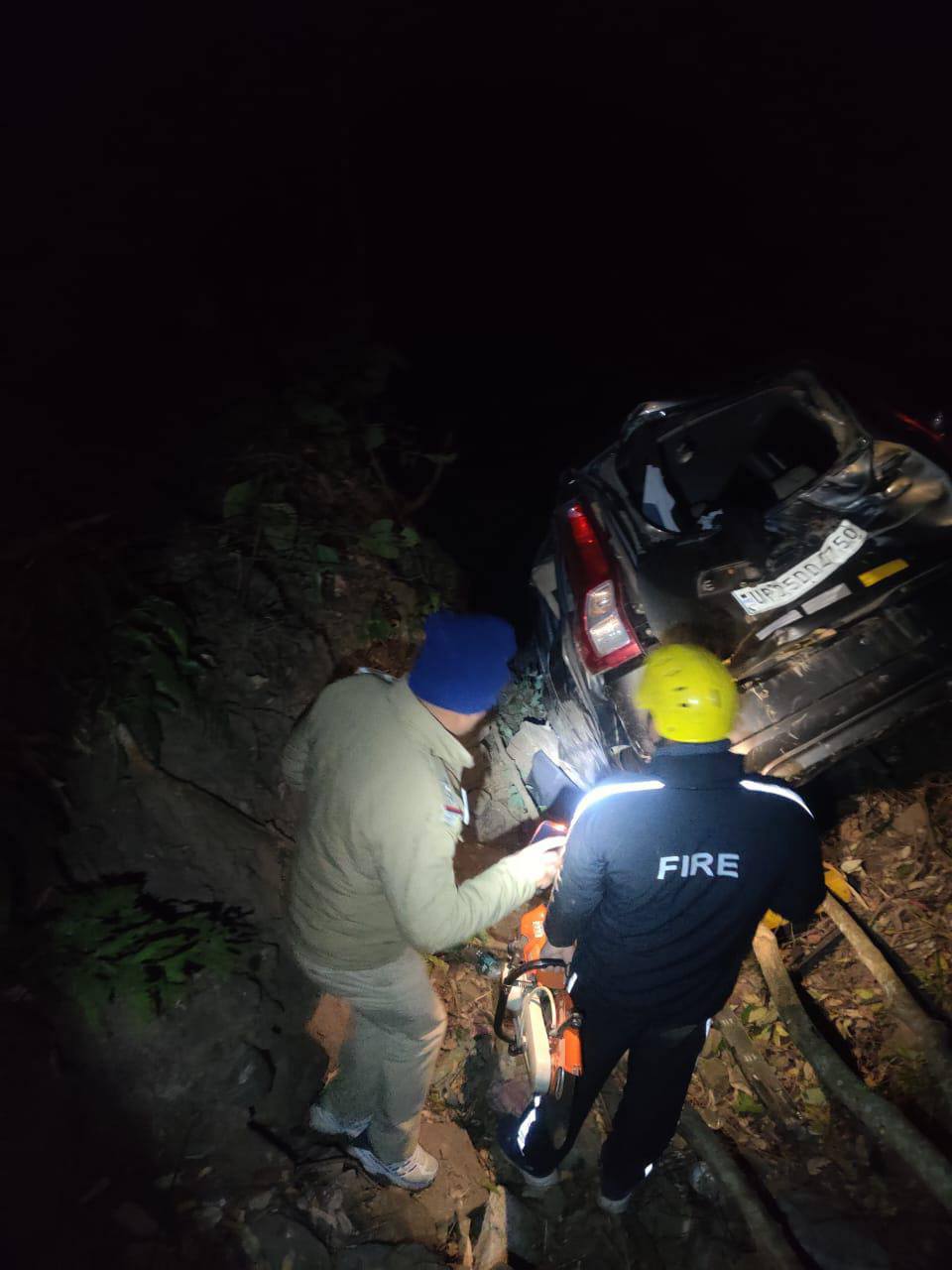 बरेली से घूमने आए थे पर्यटक, अनियंत्रित होकर खाई में गिरी कार, दो लोग घायल
