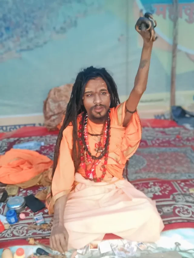 कोई नौ साल तक नहीं बैठा तो किसी का सालों से उठा है हाथ, महाकुंभ के अजब बाबा