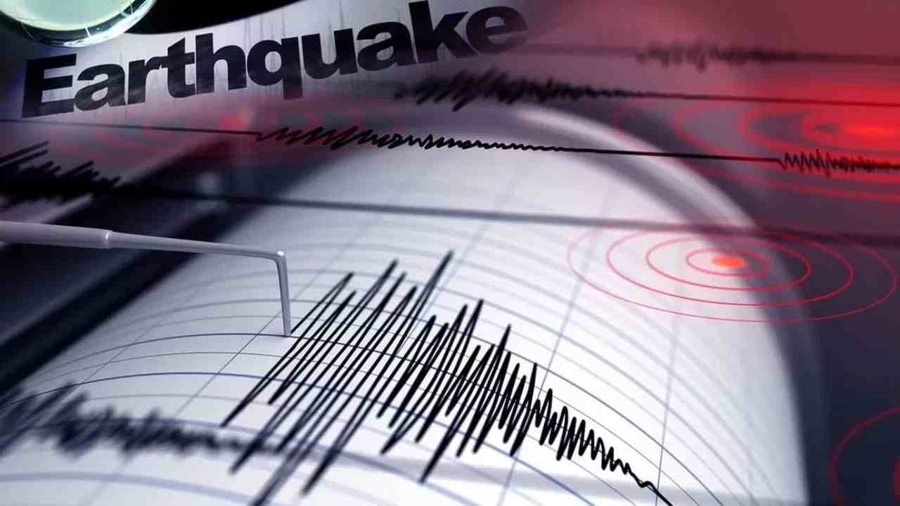 उत्तराखंड में भूकंप Earthquake tremors in Delhi-NCR, people ran away from their homes in fear