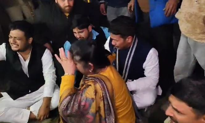हरिद्वार में गरमाया चुनावी माहौल, पुलिस ने भांजी मतदाताओं पर लाठी, धरने पर बैठे विधायक