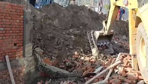 हल्द्वानी : निर्माण कार्य के दौरान भरभराकर गिरी निर्माणाधीन दीवार, एक मजदूर की मौत