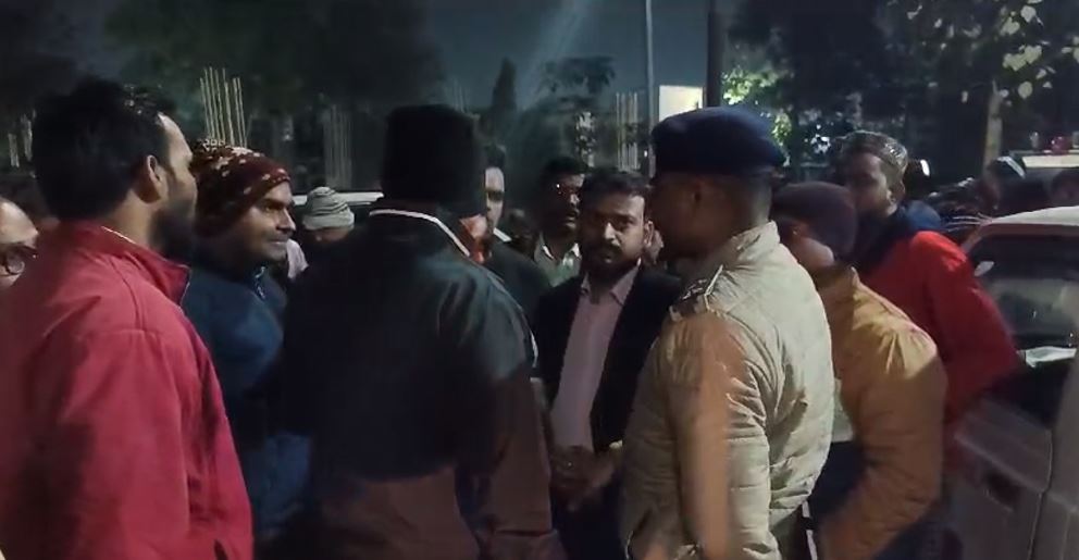 मंदिर के पास युवक की चाकू गोदकर हत्या, इलाके में मची सनसनी, जांच में जुटी पुलिस