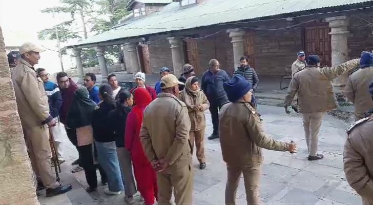 अल्मोड़ा में लोगों ने लगाए फर्जी तरीके से वोट डालने के आरोप