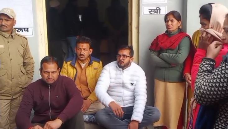 स्याही में दिक्कत आने के कारण लोहाघाट में रुका मतदान, धरने पर बैठे BJP प्रत्याशी