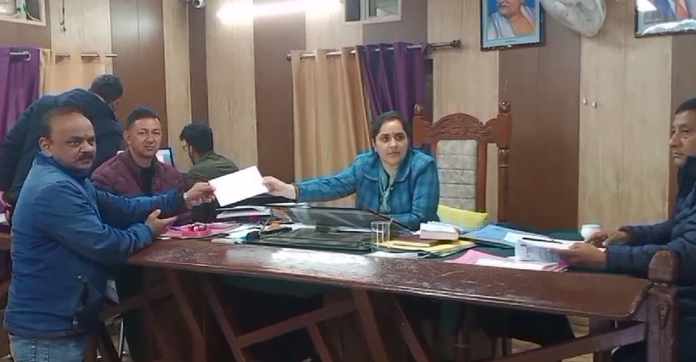 लोहाघाट में आवंटित किए चुनाव चिन्ह