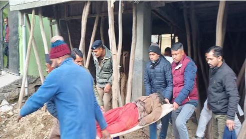 अचानक गिरी निर्माणधीन दीवार, मलबे में दबी महिला श्रमिक