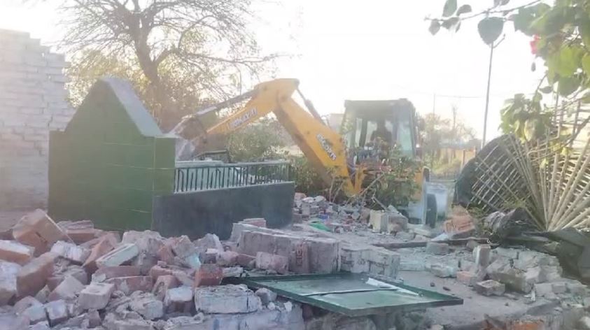 अवैध मजार पर धामी सरकार का बुलडोजर एक्शन