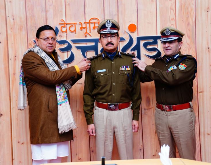 इन पुलिस अधिकारियों का हुआ प्रमोशन, सीएम धामी ने पहनाए पदोन्नति बैज