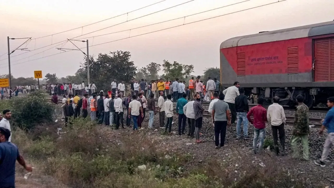 Jalgaon Train Accident train-accident-pushpak-express