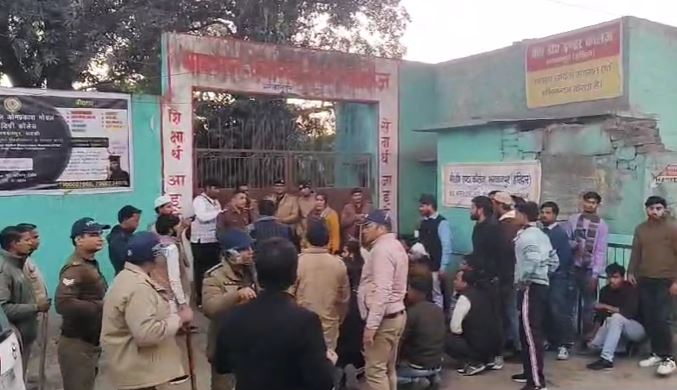 पुलिस ने किया लाइन में खड़े मतदाताओं पर लाठी चार्ज, धरने पर बैठे विधायक