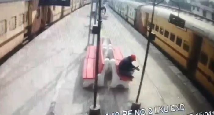 ट्रेन की छत पर चढ़ा युवक, हाई वोल्टेज करंट की चपेट में आने से हुआ घायल, देखें CCTV