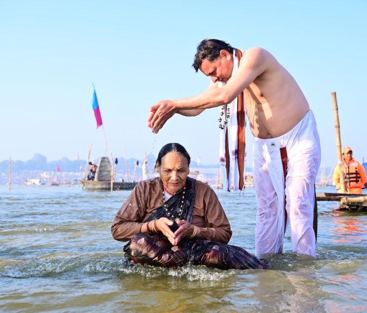 cm dhami maha kumbh snan