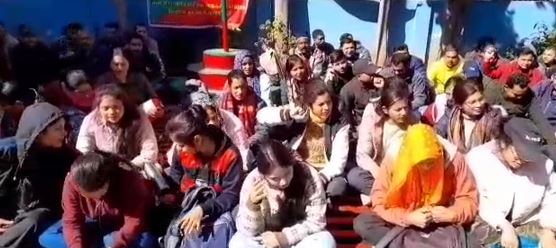 हड़ताल पर बैठे वन बीट कर्मचारी