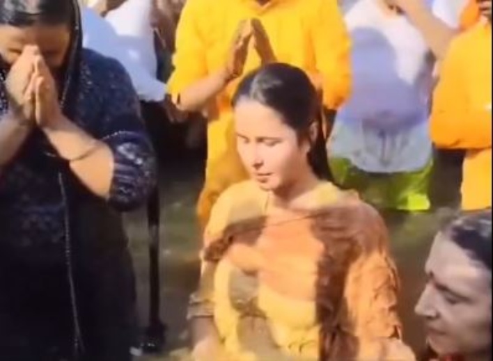 katrina kaif in mahakumbh (1)