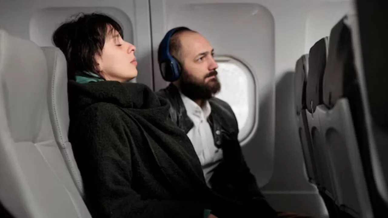 couple-forced-to-sit-next-to-dead-body-in-flight