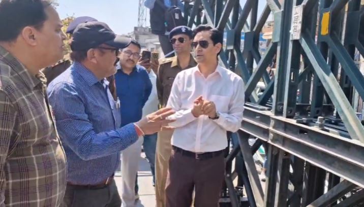 कुमाऊं कमिश्नर ने किया कलसिया पुल का निरीक्षण, मरम्मत कार्य में देरी पर जताई नाराजगी