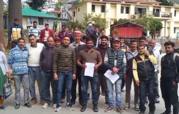 लोहाघाट में पेयजल को लेकर हाहाकार!, ग्रामीणों ने किया SDM कार्यालय का घेराव