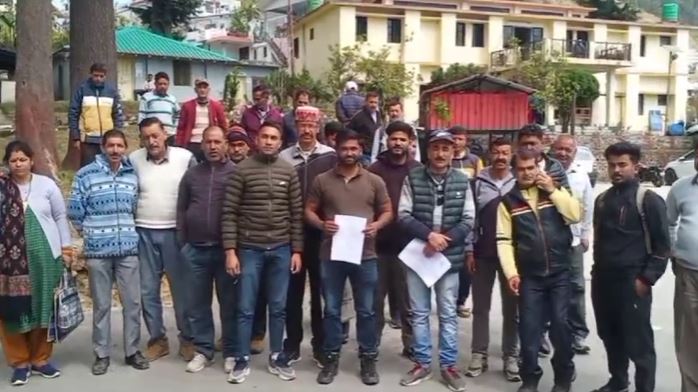 लोहाघाट में पेयजल को लेकर हाहाकार!, ग्रामीणों ने किया SDM कार्यालय का घेराव