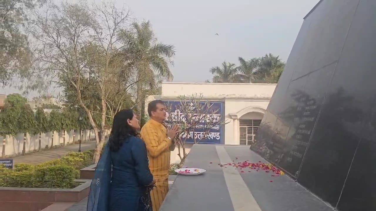 रामपुर तिराहा पहुंचे कैबिनेट मंत्री प्रेमचंद अग्रवाल, शहीदों को दी श्रद्धांजलि