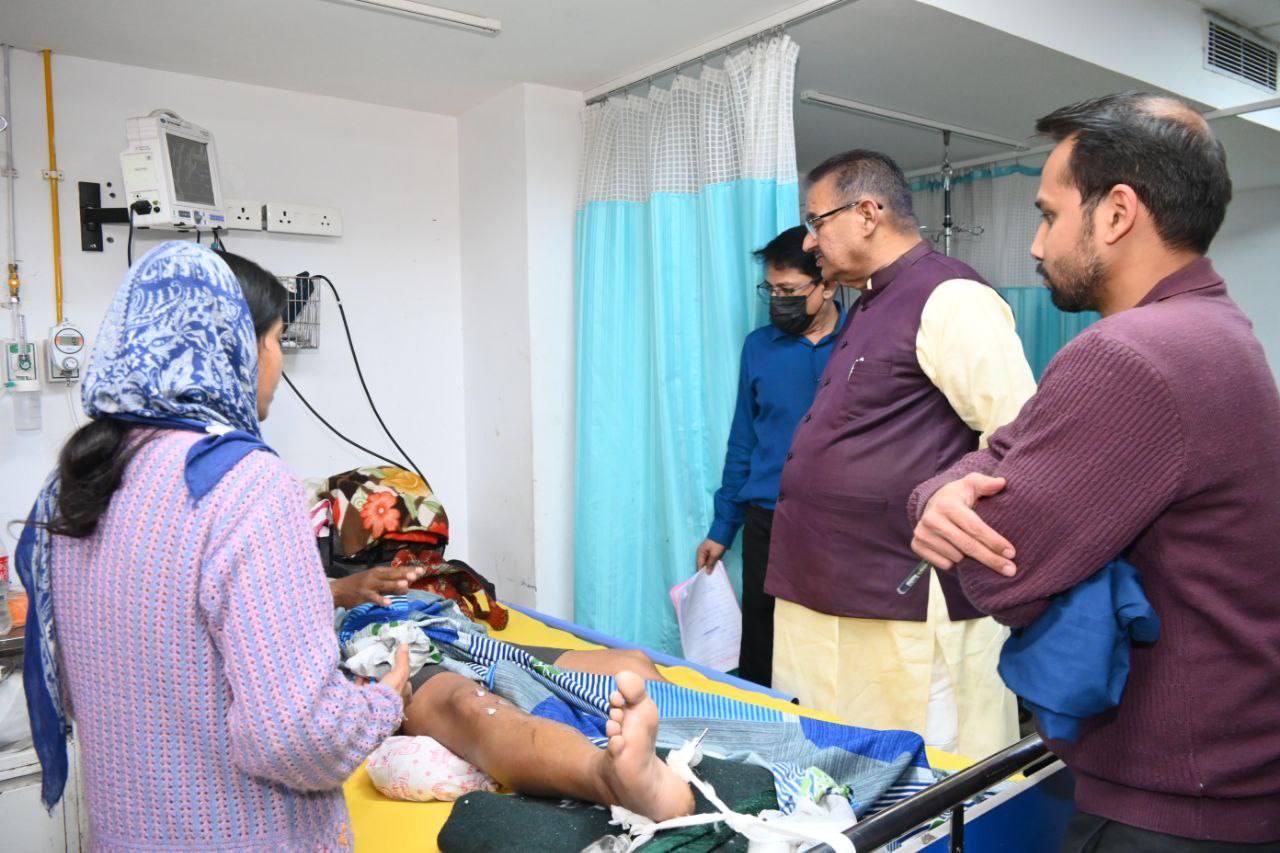कैबिनेट मंत्री गणेश जोशी ने जाना घायलों का हाल
