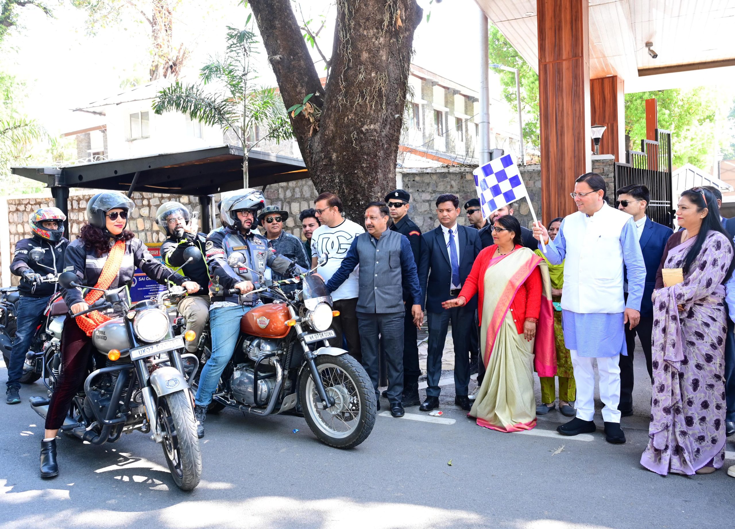 सीएम धामी ने दिखाई बाइक रैली को हरी झंडी