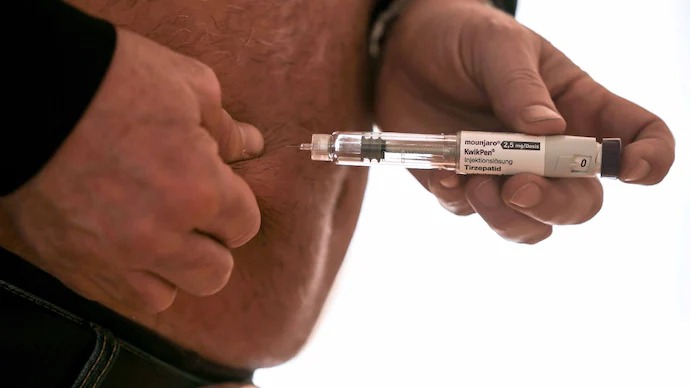 a-man-takes-the-weight-loss-injection-mounjaro-with-the-active-ingredient-tirzepatide-