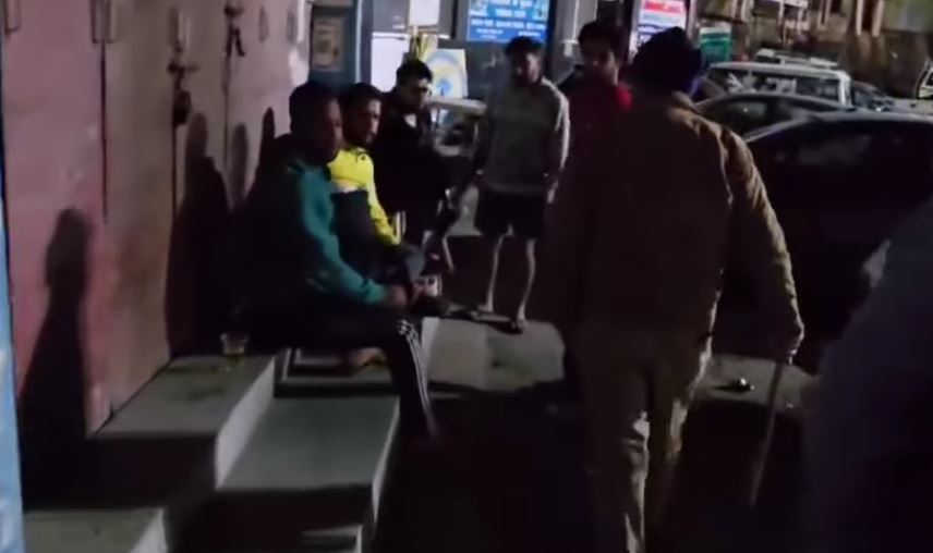 सार्वजनिक स्थान पर शराब पीने के बाद हुड़दंग मचा रहे थे हरियाणा के युवक, पुलिस ने सिखाया सबक