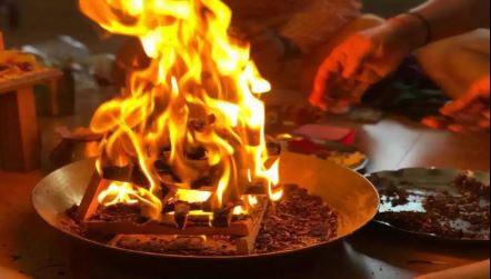 हवन के दौरान आश्रम के कमरे में लगी आग, बुरी तरह झुलसा सेवक