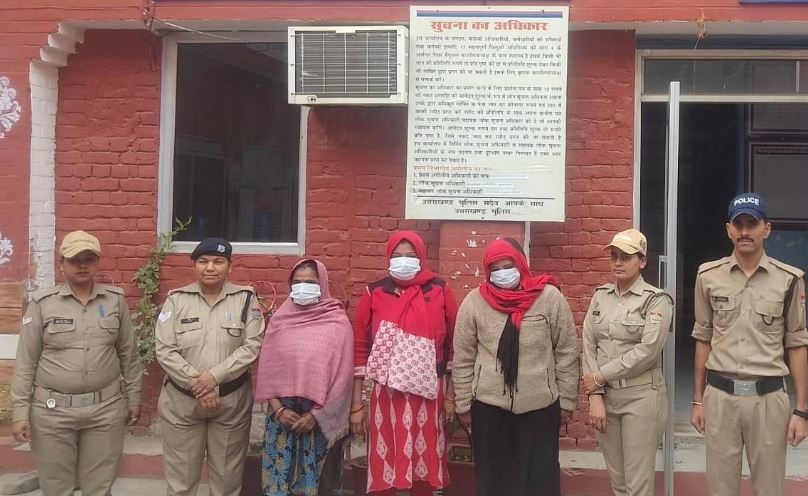 पुरुषों को अश्लील इशारे कर आकर्षित कर रही थी महिलाएं, पुलिस ने दबोचा, सिखाया सबक