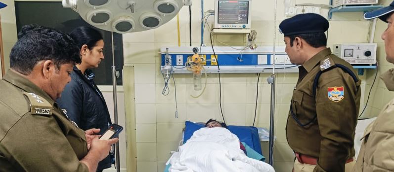 सर्विस सेंटर में लूट के आरोपी से पुलिस की मुठभेड़, जवाबी फायरिंग में हुआ घायल