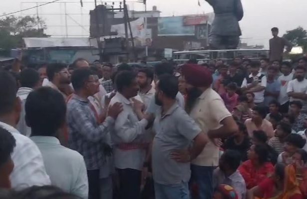 उधम सिंह नगर में खनन सामग्री से लदे डंपर की चपेट में आने से युवक की दर्दनाक मौत